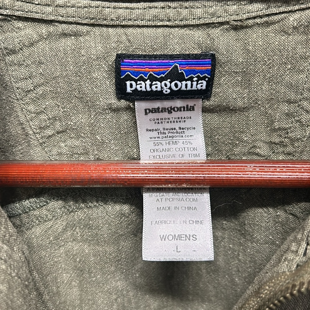 Patagonia Women's Olive Green Full-Zip Hoodie Sweater - Picture 3 of 10